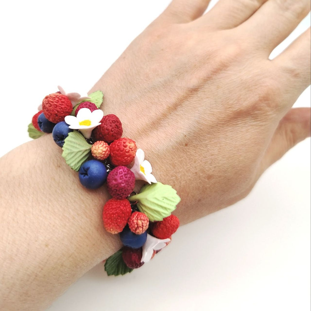 Bransoletka z poziomkami, borówkami i kwiatami handmade
