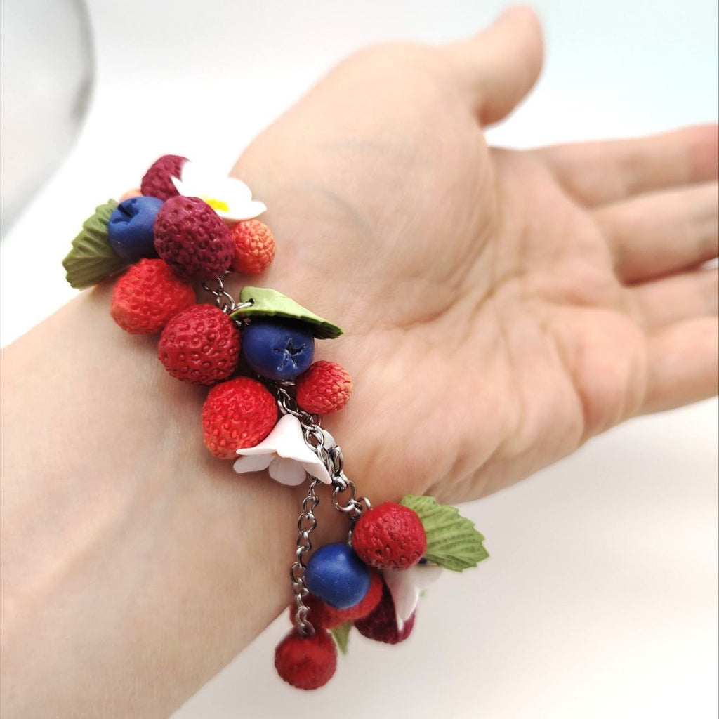 Bransoletka z poziomkami, borówkami i kwiatami handmade