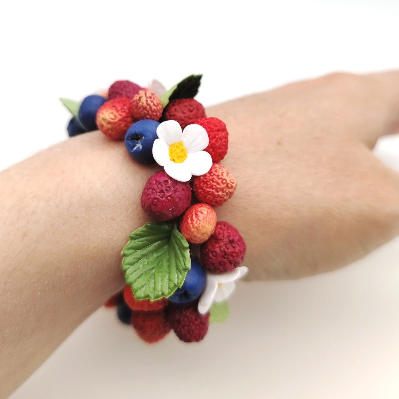 Bransoletka z poziomkami, borówkami i kwiatami handmade