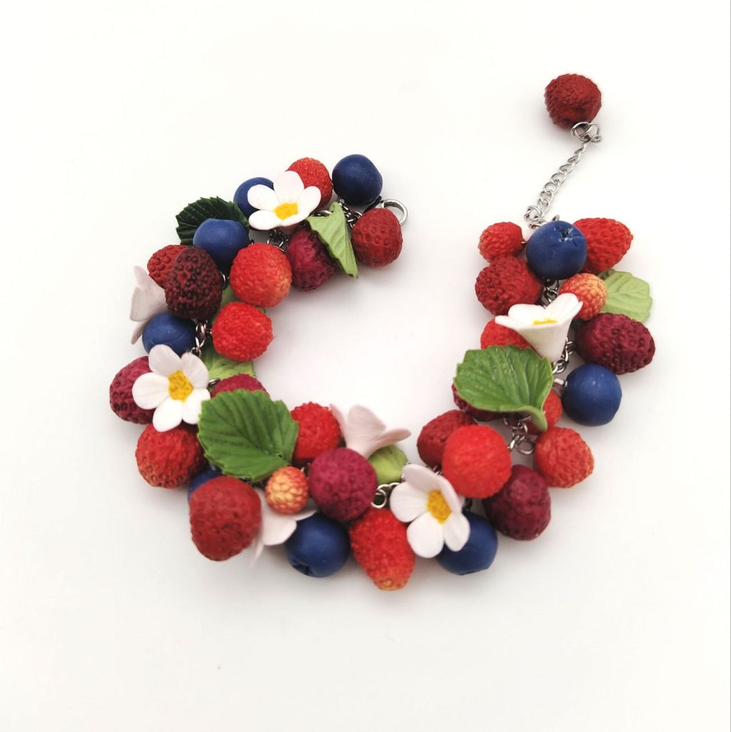 Bransoletka z poziomkami, borówkami i kwiatami handmade